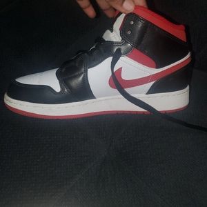 Jordan 1 red,black, white size 6y /8w